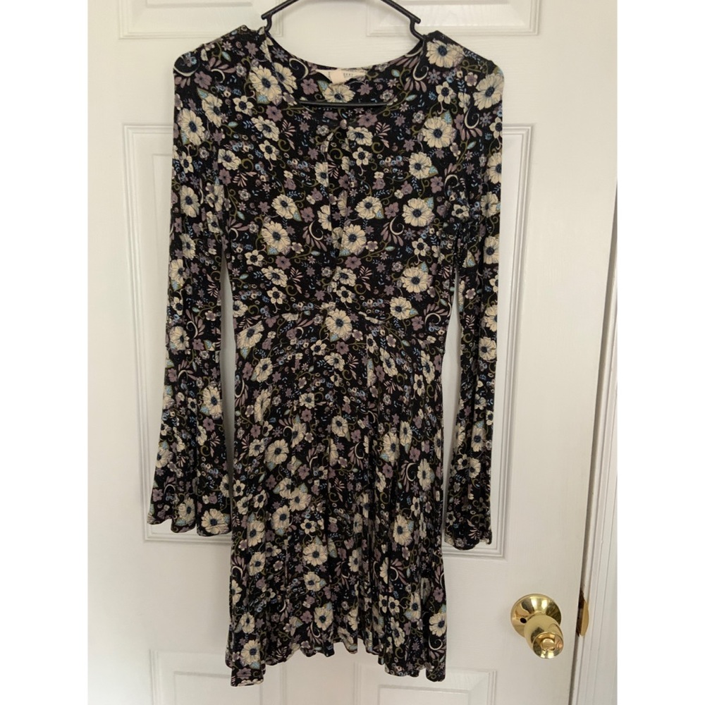 Aerie key hole front, bell sleeves, floral dress
